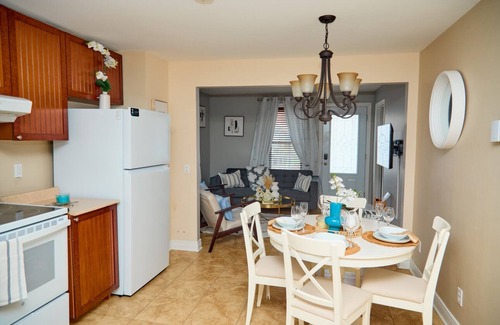Saint-Edmond House | House7bedrooms |3salons|Private garden |14pers |Beautiful decor|35min Montréal✈️