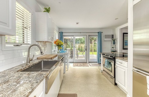 East Hampton North House | House + Cottage + Pool on 1.5 acres near village