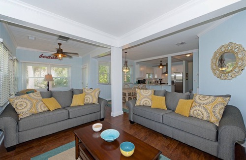 Clearwater Beach House | House & Cottage: Sleeps 8 Drive to your door, Patio, Hot Tub, Grill & Wifi