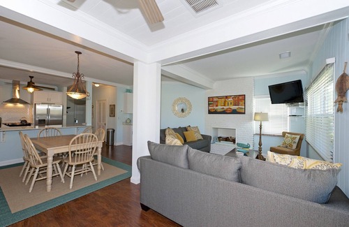 Clearwater Beach House | House & Cottage: Sleeps 8 Drive to your door, Patio, Hot Tub, Grill & Wifi