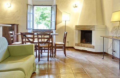 Bagno Vignoni Apartment | House for 5 people on the main little square of Bagno Vignoni