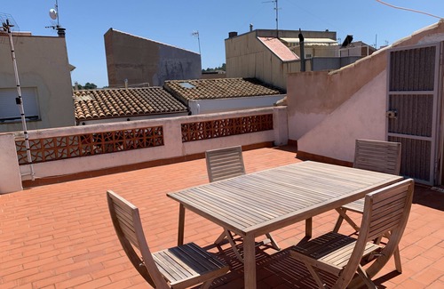 El Perello House | House in the heart of a village near the sea