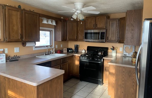 Geneva House | House minutes from wineries, Spire, Lake Erie, GOTL