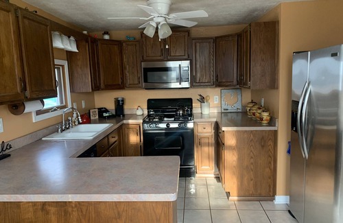 Geneva House | House minutes from wineries, Spire, Lake Erie, GOTL