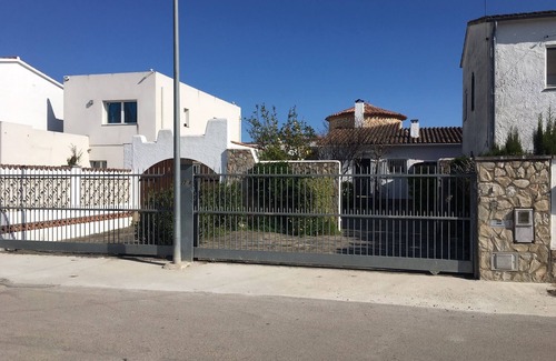 Empuriabrava Villa | House mooring in a quiet canal-side location (sleeps 4)