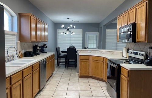 Wetmore House | House Near JW Marriott Evans/Bulverde 4bed 2bath