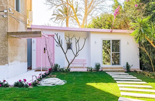Sheikh Zayed City Apartment | House of Happiness w/King Bed in Fairytale Privet Cairo Garden