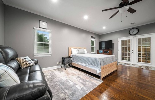 Nashville House | House of Peace-Close to Downtown 8mi w/ Jacuzzi