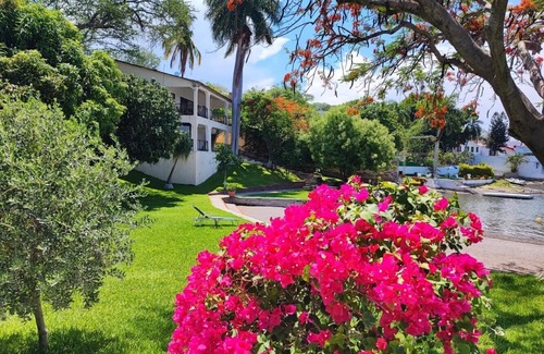 Tequesquitengo House | House on the lake with beach