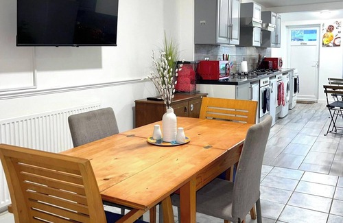Havering Park House | House - Sleeps 10 - Garden - Parking