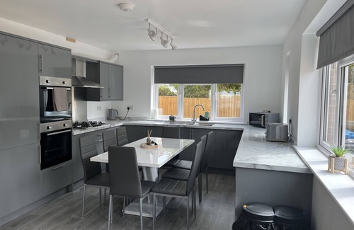 Poole House | House - Sleeps 14, onsite parking & pets allowed