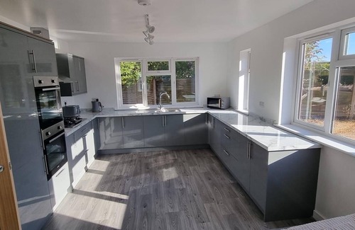 Poole House | House - Sleeps 14, onsite parking & pets allowed