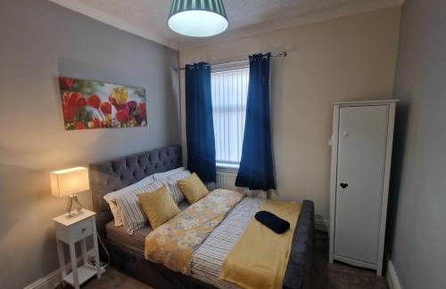 Wallsend House | House - Sleeps 4 - Garden - Parking
