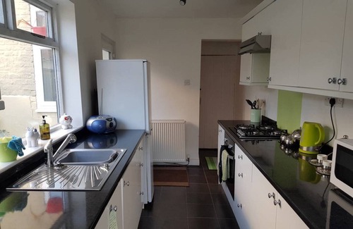 Guisborough House | House - Sleeps 4 - Pets Ok - Parking - Garden