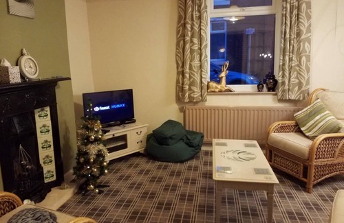 Guisborough House | House - Sleeps 4 - Pets Ok - Parking - Garden