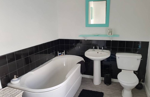 Guisborough House | House - Sleeps 4 - Pets Ok - Parking - Garden