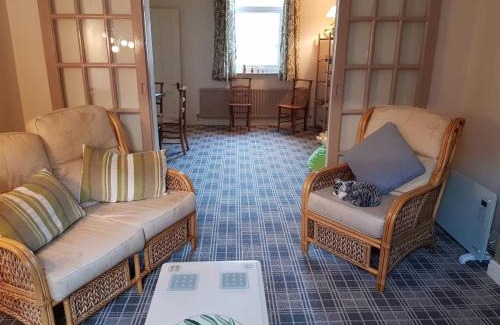 Guisborough House | House - Sleeps 4 - Pets Ok - Parking - Garden