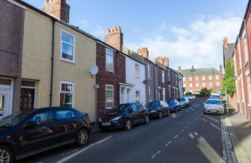 Guisborough House | House - Sleeps 4 - Pets Ok - Parking - Garden