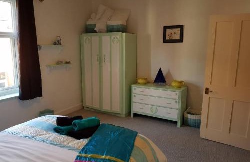 Guisborough House | House - Sleeps 4 - Pets Ok - Parking - Garden