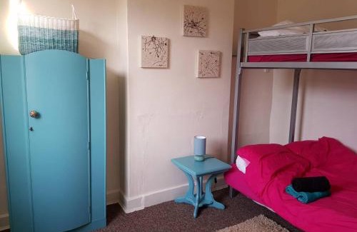 Guisborough House | House - Sleeps 4 - Pets Ok - Parking - Garden