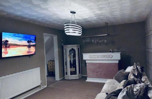 Skelmersdale House | House - Sleeps 6 Hot-tub & Free Parking