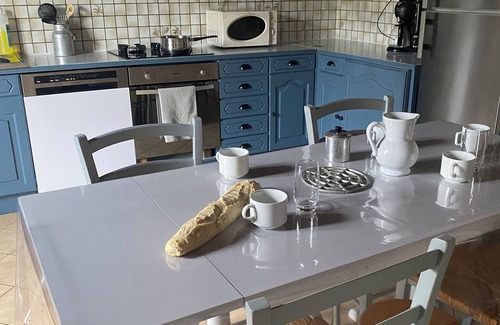 Genouillac House | House sleeps 8/10 with enclosed grounds. Pets welcome!