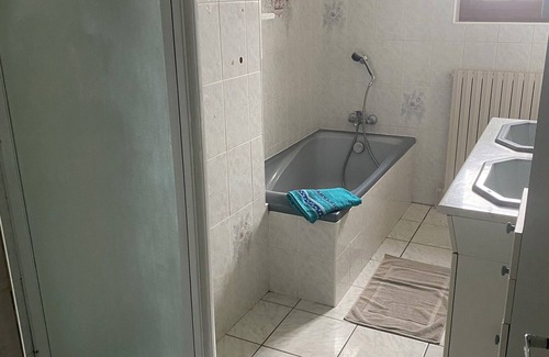 Genouillac House | House sleeps 8/10 with enclosed grounds. Pets welcome!