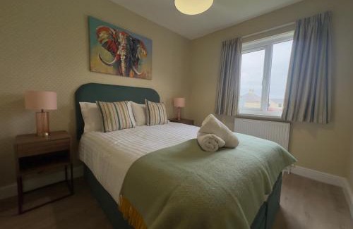 Saint Athan House | House Sleeps 8-Garden-Parking Near Barry Island