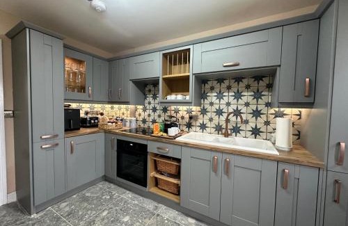 Saint Athan House | House Sleeps 8-Garden-Parking Near Barry Island