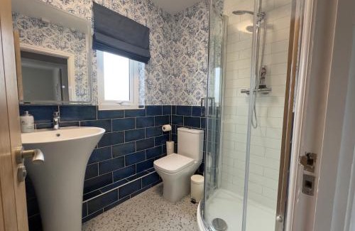 Saint Athan House | House Sleeps 8-Garden-Parking Near Barry Island