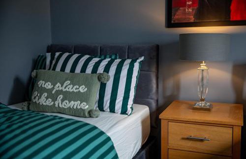 Sheffield House | House -Sleeps 8 parking suitable for contractors