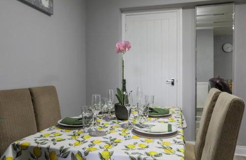 Sheffield House | House -Sleeps 8 parking suitable for contractors