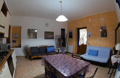 Montelaguardia Apartment | House with garden on green hills