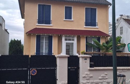 Epinay-sur-Seine Apartment | House with outbuilding near Stade de France