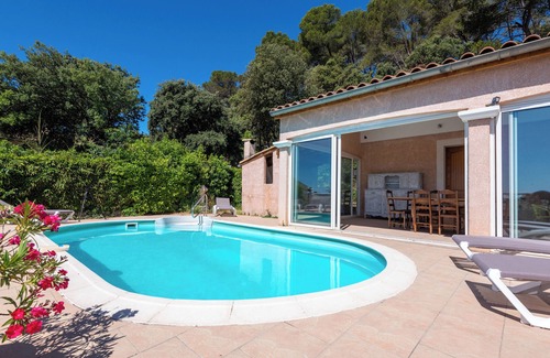Ledenon House | House with swimming pool and beautiful view