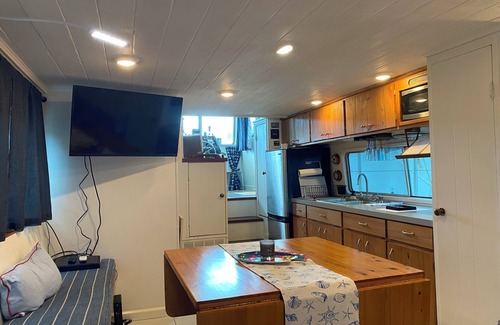Venice Boat Rental | Houseboat in Venice Marina - Bon Travail