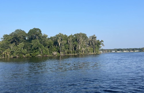 Satsuma Boat Rental | Houseboat on the St. John’s River. A true home away from home.