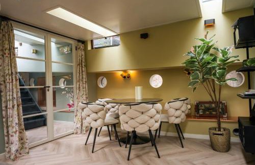 Nieuwmarkt en Lastage Bed & Breakfast | Houseboat Reussi