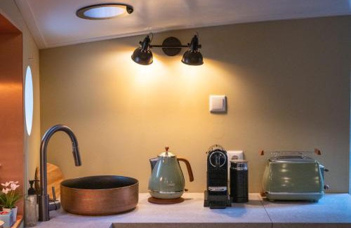 Nieuwmarkt en Lastage Bed & Breakfast | Houseboat Reussi