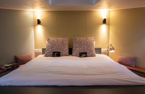Nieuwmarkt en Lastage Bed & Breakfast | Houseboat Reussi