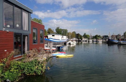 Amsterdam North Bed & Breakfast | Houseboat Vliegenbos