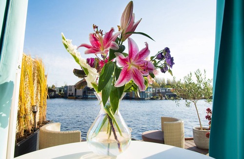 Westlandgracht Boat Rental | Houseboat – wake up with great view!