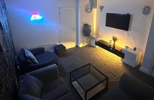 Bradford House | HouseSleeps5-Garden-Parking-PetsOK-Near Locks