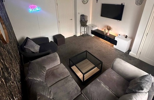 Bradford House | HouseSleeps5-Garden-Parking-PetsOK-Near Locks