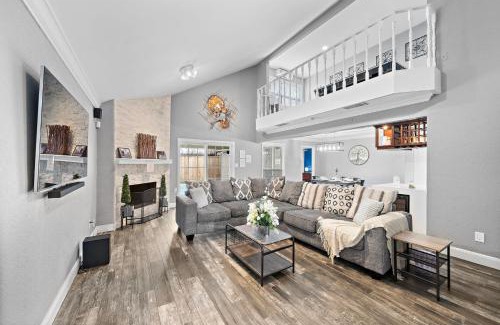 Clodine House | Houston Pool Getaway Games Parking Wifi Pet