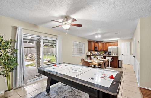 Barker House | Houston Pool Retreat | WiFi Yard BBQ Games TVs