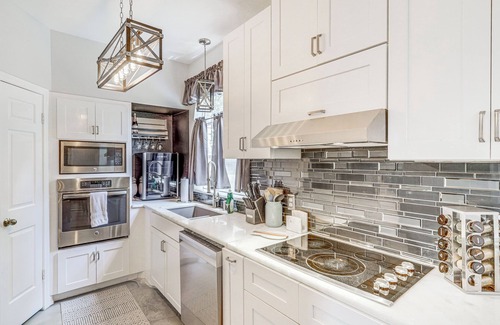 Huntwick Forest House | Houston Retreat w/Smart TVs: Walk to Golf Course!