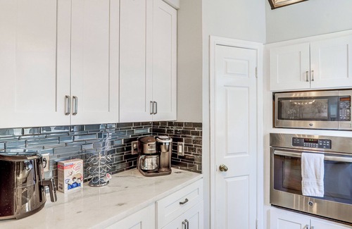 Huntwick Forest House | Houston Retreat w/Smart TVs: Walk to Golf Course!