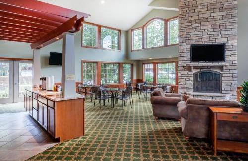 Traverse City Hotel | Howard Johnson by Wyndham Traverse City