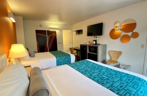 Lake George Hotel | Howard Johnson by Wyndham Lake George